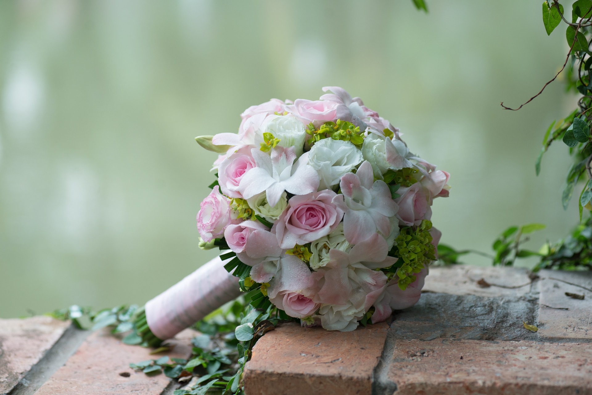 bukiet ślubny z różami